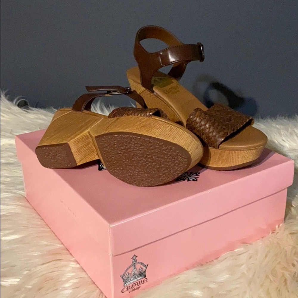 Sandals - Picture 2 of 3